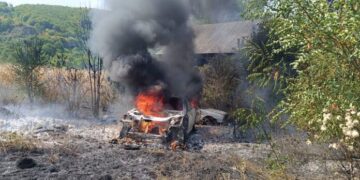 Incendiu violent de la un scurtcircuit la un gard electric. Două mașini făcute scrum