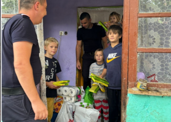 Drama unei mame cu 6 copii orfani pansată de pompierii din Săcueni