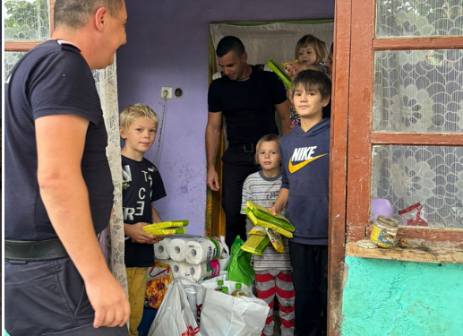 Drama unei mame cu 6 copii orfani pansată de pompierii din Săcueni