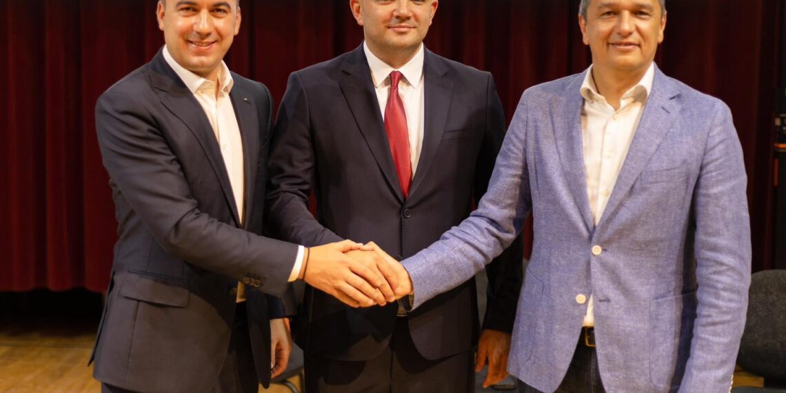 GALERIE. Doctorii Mohan și Bodog preiau comanda PSD Bihor. Marii absenți de la alegeri. Aurel Mohan: !”Să punem PSD pe harta organizațiilor care contează!!”. Sorin Grindeanu primit ca o vedetă