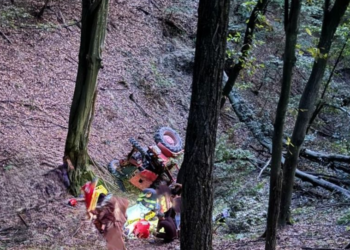 Un bărbat din Topa de Sus, de 48 ani, a căzut într-o râpă cu tractorul