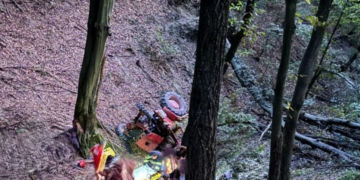 Un bărbat din Topa de Sus, de 48 ani, a căzut într-o râpă cu tractorul