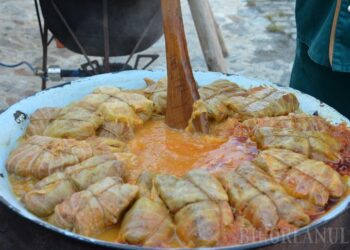 Festivalul Sarmalelor de la Salonta: gătesc 25.000 de sarmale. Totul a început într-o casă pusă la dispoziție de „mama boților salontani”