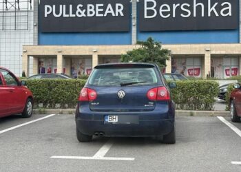 ,,O să devină mascota VIVO”. O mașină cu numere de Bihor ocupă două locuri, de peste două luni, în parcarea mall-ului din Cluj-Napoca