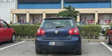 ,,O să devină mascota VIVO”. O mașină cu numere de Bihor ocupă două locuri, de peste două luni, în parcarea mall-ului din Cluj-Napoca