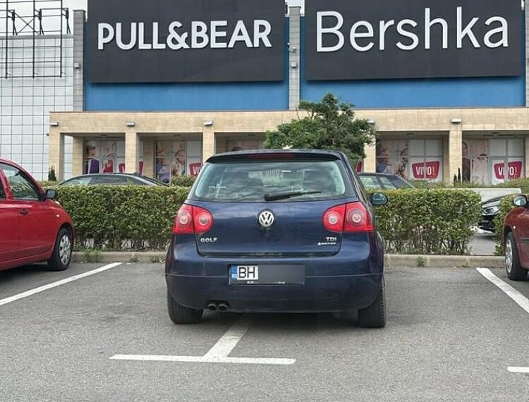 ,,O să devină mascota VIVO”. O mașină cu numere de Bihor ocupă două locuri, de peste două luni, în parcarea mall-ului din Cluj-Napoca