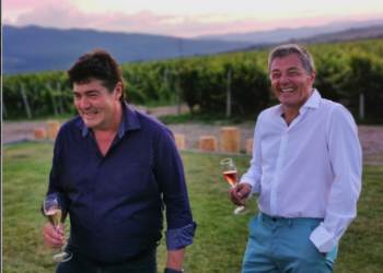 Actorul care a făcut carieră și în lumea vinului, Adrian Păduraru, din cramele boutique ale Bihorului, la degustare alături de orădeni