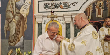 Consilierul Mihai Vrăbieș, înalta distincție ,,Crucea Sfântului Apostol Andrei”, de la părintele vicar Vasile Bota