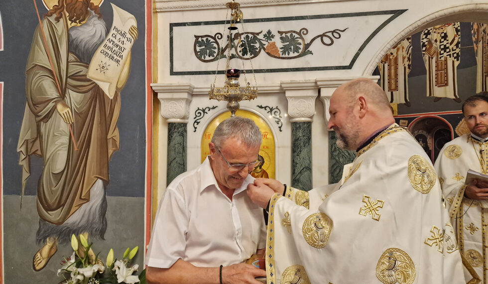 Consilierul Mihai Vrăbieș, înalta distincție ,,Crucea Sfântului Apostol Andrei”, de la părintele vicar Vasile Bota