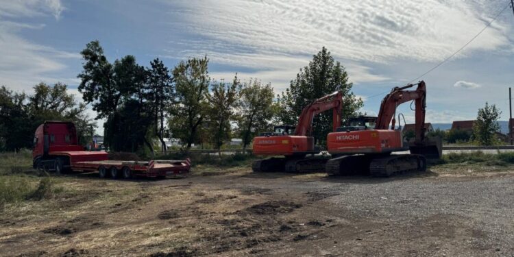 Încep lucrările la Parcul industrial Aleșd.Firmele care concesionează teren aici vor primi sprijin financiar de 3,8 milioane de euro, bani europeni