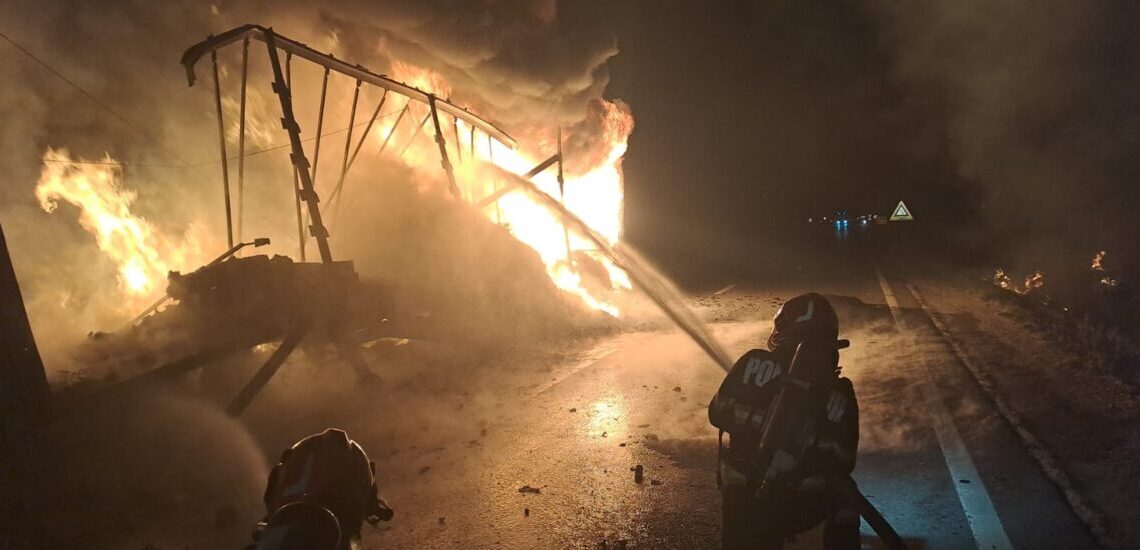 Azi noapte, un tir a ars ca o torță între Săbolciu și Săcădat