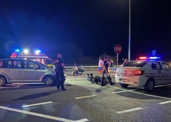 Accident între un autoturism și o motocicletă pe noua centură a Aleșdului la o zi după inaugurare. Impactul a fost puternic