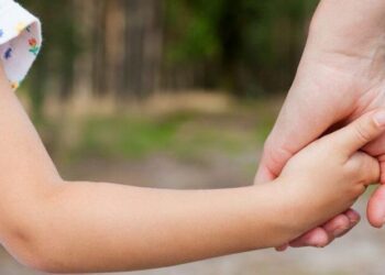 Noi reglementări pentru asistenții maternali: limitări, evaluări și dreptul la perioadă de respiro