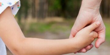 Noi reglementări pentru asistenții maternali: limitări, evaluări și dreptul la perioadă de respiro