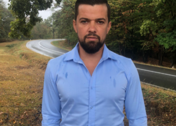 Alexandru Berar, tânărul care a devenit celebru pentru plantarea a 200.000 narcise la Copăcel,  reinstalat președintele Partidului România Mare în Bihor