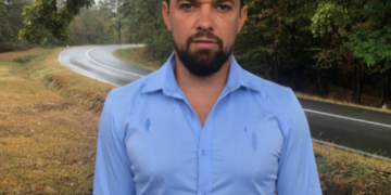 Alexandru Berar, tânărul care a devenit celebru pentru plantarea a 200.000 narcise la Copăcel,  reinstalat președintele Partidului România Mare în Bihor