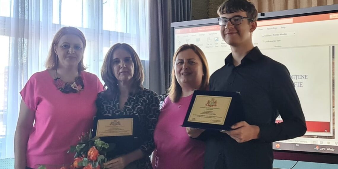 „Excelență în geografie”, olimpicului Alex Darius Topai și doamnei profesoare Camelia Timofte. Bogdan Manafu, bursa de studiu pentru olimpic