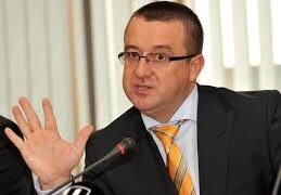 Fostul președinte al Curții de Apel Oradea, Andrei-Claudiu Rus, în completul care a dispus încetarea procesului fostului șef ANAF Sorin Blejnar. I-au confiscat 1,2 milioane euro