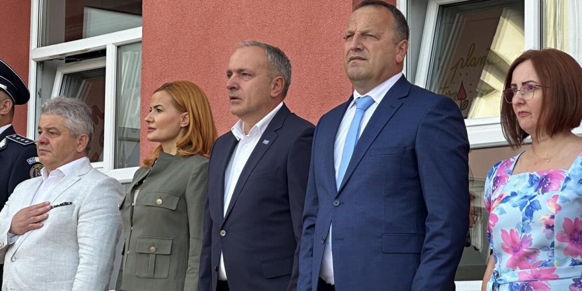 Senatorul Florian Bodog, prim-ajutor pentru o fetiță de la Onisifor Ghibu. I s-a făcut rău la festivitatea de deschidere a noului an școlar