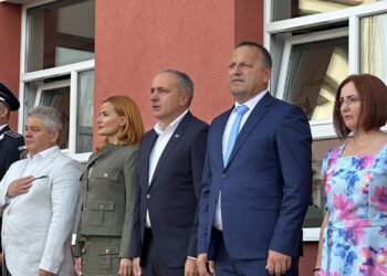 Senatorul Florian Bodog, prim-ajutor pentru o fetiță de la Onisifor Ghibu. I s-a făcut rău la festivitatea de deschidere a noului an școlar