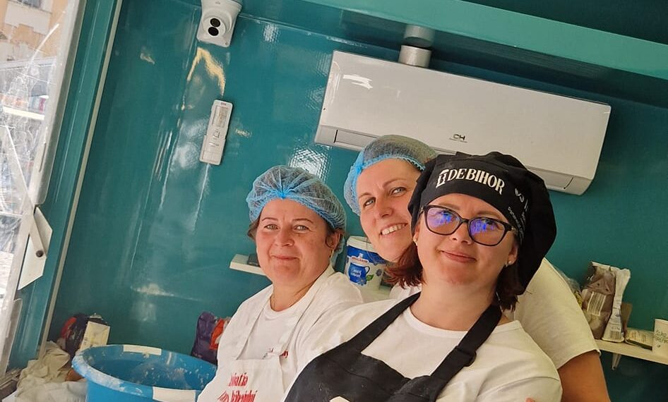 Se pregătesc de Festivalul Plăcintelor de la Briheni. Vedeta:„intorsura”, după rețeta din străbuni