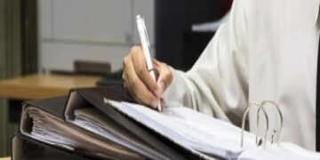 Decizia CCR: sunt hotărâri executorii hotărârile date în apel, dacă prin lege nu se prevede altfel, și hotărârile date în primă instanță, fără drept de apel, ori cele în legătură cu care părțile au convenit să exercite direct recursul