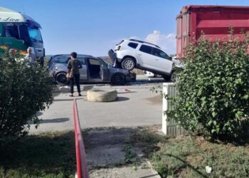 Doua mașini strivite între doua autocamioane în zona Săcădat