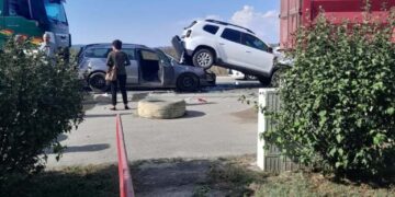 Doua mașini strivite între doua autocamioane în zona Săcădat