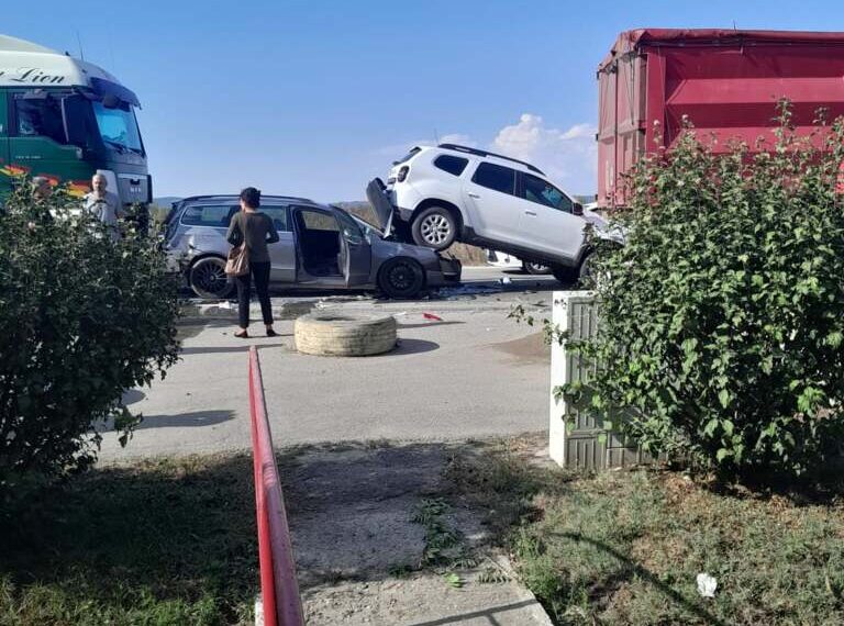 Doua mașini strivite între doua autocamioane în zona Săcădat