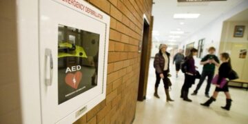 Defibrilatoare in zonele turistice intens tranzitate din Bihor pentru reducerea mortalității cauzate de stopul cardiorespirator