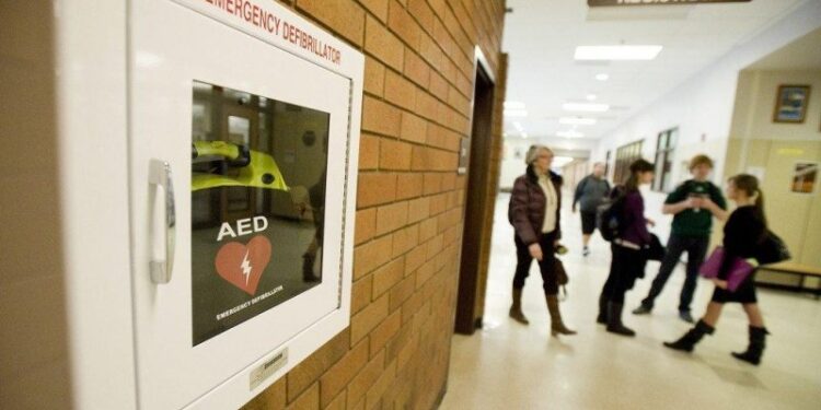 Defibrilatoare in zonele turistice intens tranzitate din Bihor pentru reducerea mortalității cauzate de stopul cardiorespirator