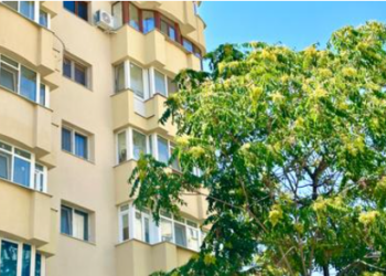 Un tânăr de 22 de ani ar fi căzut de la etajul 4 al unui bloc de pe Goga