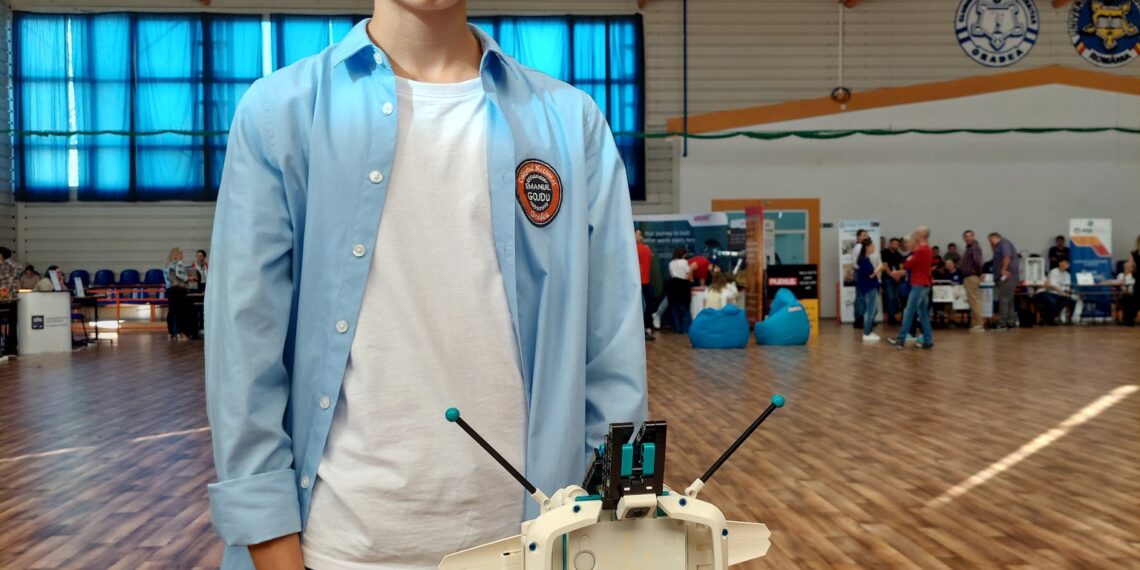 Andrei Gligor, gojdistul care a atras ca un magnet la Noaptea Cercetătorilor cu robotul sau care rezolva cubul Rubik