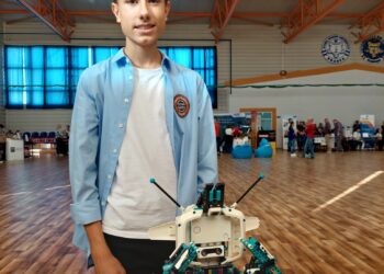 Andrei Gligor, gojdistul care a atras ca un magnet la Noaptea Cercetătorilor cu robotul sau care rezolva cubul Rubik