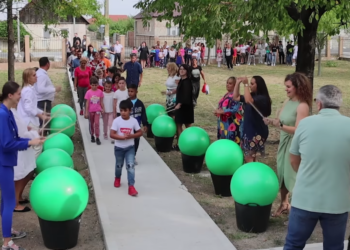 Copiii din școala Gepiu, primire inedită în prima zi de școală