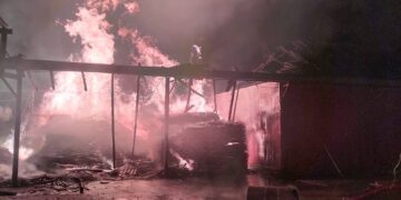 Incendiu violent la o fabrică de sicrie din Valea Mare de Criș