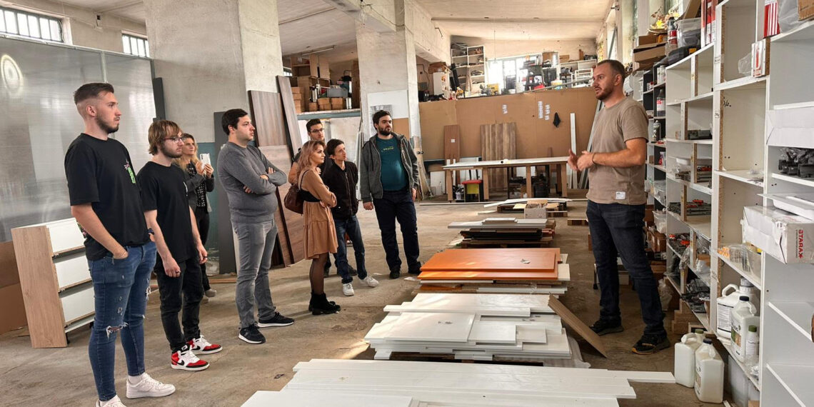 Studenții Universității din Oradea, în vizită la o firmă de mobilă de succes: lecții de antreprenoriat și inovație