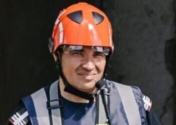 Colonelul Claudiu Mag a salvat viață unui om care a venit la Mănăstirea Izbuc.Bărbatul era așezat în genunchi, cu capul lipit de podea, se afla în stare de semiconștiență