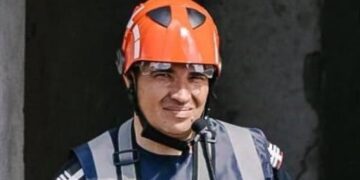 Colonelul Claudiu Mag a salvat viață unui om care a venit la Mănăstirea Izbuc.Bărbatul era așezat în genunchi, cu capul lipit de podea, se afla în stare de semiconștiență