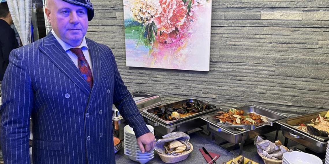 Afaceristul Adrian Marțian, care l-a tepuit pe Adi Mutu în afacerea cu biodiesel de la Oradea, spionat cu drona de fosta concubină după ce a renunțat la viață de lux și s-a mutat intr-o rulota