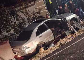 Două mașini una peste alta într-un accident  la Ceica