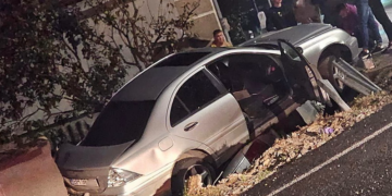 Două mașini una peste alta într-un accident  la Ceica