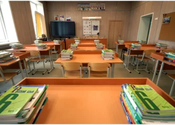 Profesorii și elevii ar putea merge la școală și sâmbăta