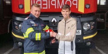 Pompierul Răzvan Socaciu a salvat aseară viața victimei unui accident. În trecut a salvat viața unei adolescente
