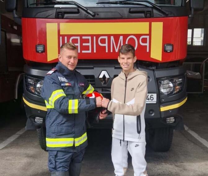 Pompierul Răzvan Socaciu a salvat aseară viața victimei unui accident. În trecut a salvat viața unei adolescente