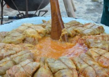Urmașele “mamei boților salontani” au pregătit 25.000 de sarmale. Azi e Festivalul Sarmalelor la Salonta