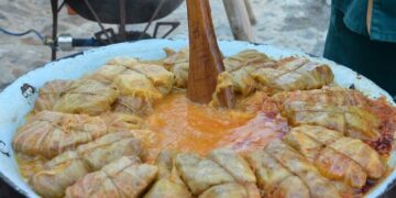 Urmașele “mamei boților salontani” au pregătit 25.000 de sarmale. Azi e Festivalul Sarmalelor la Salonta