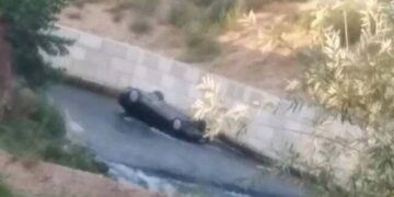 Un tânăr de 24 de ani s-a răsturnat aseară cu mașina în Crișul Repede