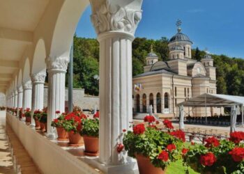 Mii de credincioși așteptați de nașterea Preasfintei Fecioare Maria la Mănăstirea Izbuc