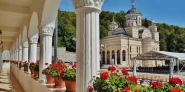 Mii de credincioși așteptați de nașterea Preasfintei Fecioare Maria la Mănăstirea Izbuc